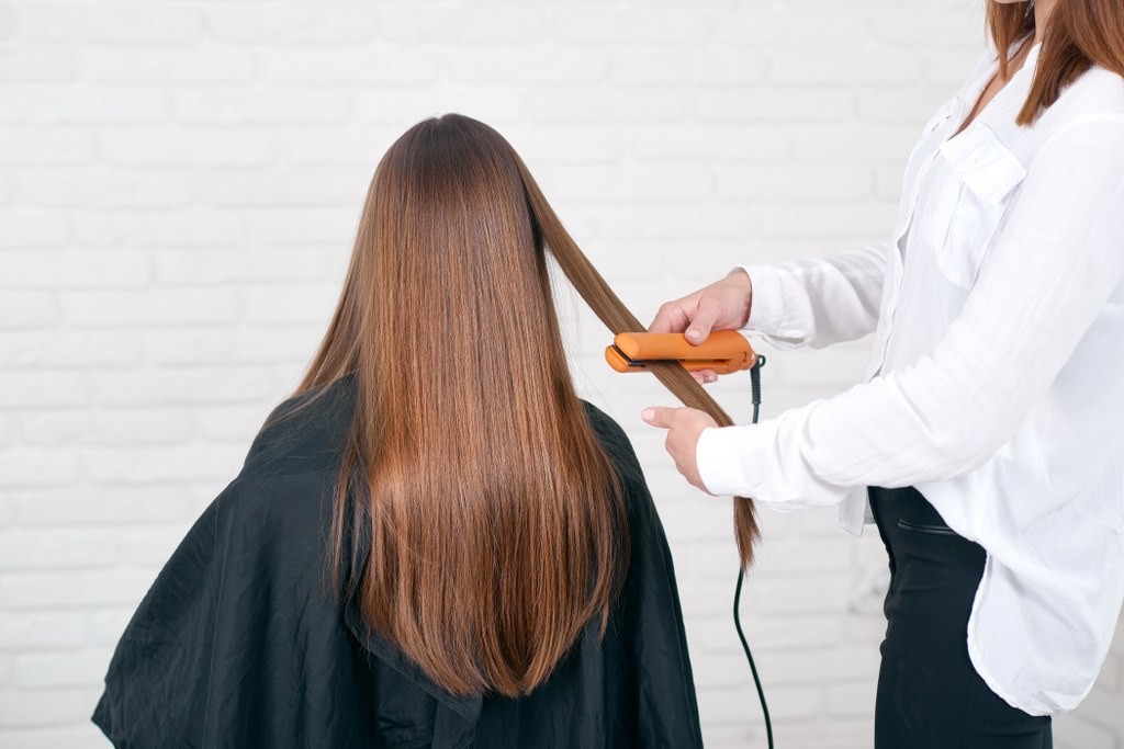 Prostowanie włosów Wygładzanie włosów - Laminacja włosów